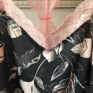 🎄 La Vie En Rose cami  pink/black floral pattern SZ M